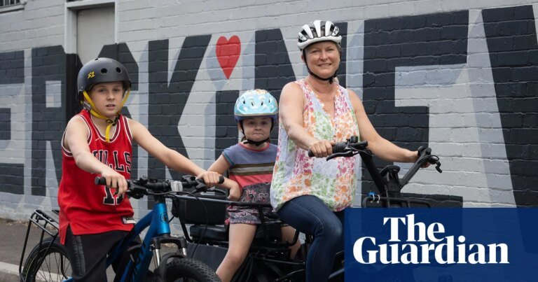 Cars make way for bikes as sydney commuters saddle up to circumvent ‘crazy’ fuel costs | cycling