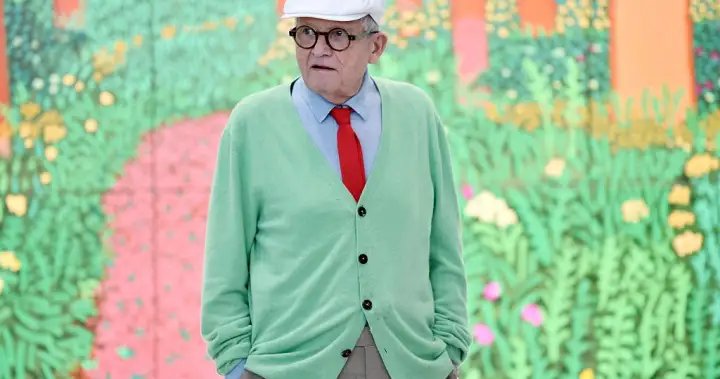 Renowned british artist david hockney dies at 88 - national Hockney posing with painting in background