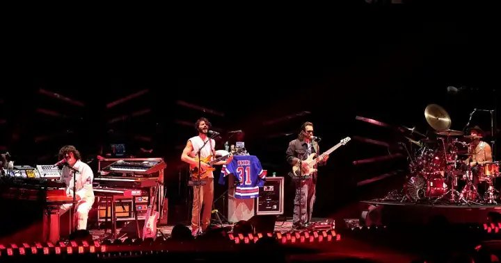 Concertgoer falls to his death during goose show at madison square garden - national Fan dead goose madison square garden