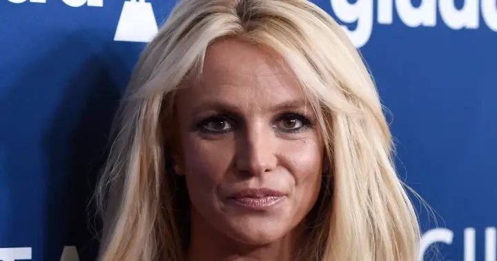 Britney spears defends photos of her hanging out of sunroof on l. A. Freeway - national Britney spears addresses sunroof picture